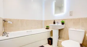 Business Stay 2-Bed with Private Parking - Image 2
