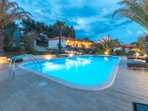 Modern holiday home with pool - Image 3