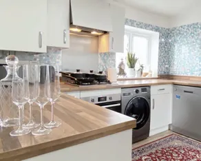 Impeccable 2 Bedroom House in Bicester - Image 3