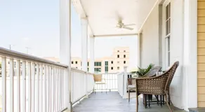 Bleiben Sie bei Lucky Savannah: Bird Baldwin House mit eigenem Parkplatz und Kingsize-Bett - Image 3