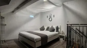 Home away from home with private parking - Image 2