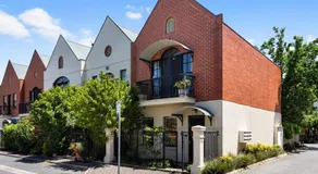East on King - Minutes to Dining, Parklands & CBD - Image 3