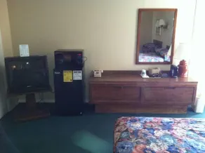 Brooks Motel - Image 5