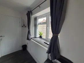 Private Room Sleeps 2 with Ensuite & Parking - Image 5