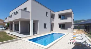 Modern apartment with swimming pool - Image 5