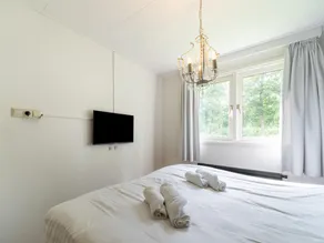 Fantastic Chalet near open waterways, hot tub - Image 5