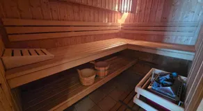 Les huit joyeux randonneurs au sauna - Image 3