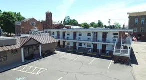 Villager Motel & Glen Manor Estate - Image 3
