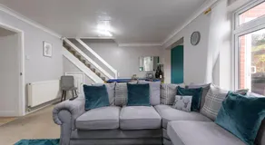 4 BR Maidstone Spacious House -Drive Parking sleeps 7 - Image 2