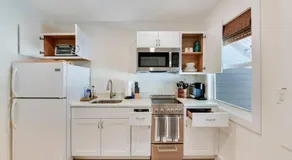 Updated Cottage on Pine Ave - Image 4