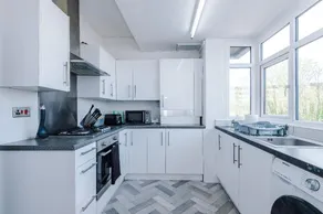 Luxury 3-Bed Apt with Terrace |  7 Mins to Airport - Image 4