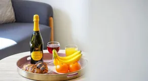 Beautiful Apartment - Close to City Centre - Free Parking, Fast Wifi, SmartTV with Sky TV and Netflix by Yoko Property - Image 3