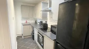 Cute two bedroom house with free street parking - Image 3