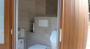 Family room, shared shower/bath, 1 bed room - Image 4