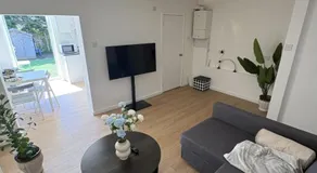 Modern 3 bedroom Home in Cobham Peaceful Location - Image 2