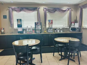 Super 8 Floresville - Image 4
