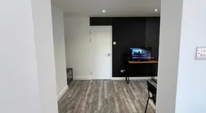 Yugogo One-Bedroom Apartment 37 London Road - Image 4