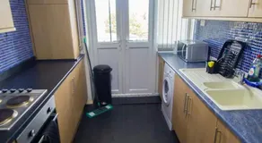 Hilltop Place Suites 3 Bedrooms 4 beds for CONTRACTORS with FREE PARKING FOR VANS - Image 5