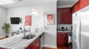 Grand 1BR with Rooftop Pool & Gym - Image 5