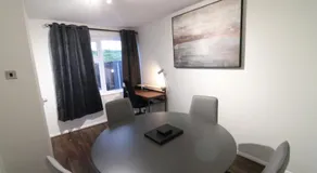Central Modern House, Greenhithe - Image 2