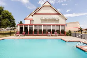 Super 8 by Wyndham Norman West - Image 2
