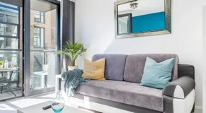Pluxa Vivid Veranda Beautiful City Centre Apartment with free parking - Image 3