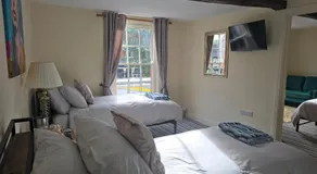 Family room 2 - The Unicorn Hotel - Image 2