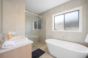 Spacious 5-bedroom building in brilliant Austral with AC - Image 2