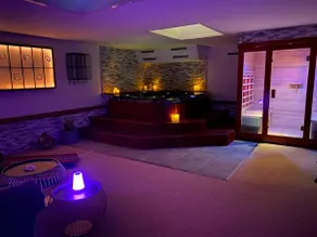 Suite Spa, Love Room Bien-être, Jacuzzi, Sauna, fauteuil massant et climatisation naturelle - Image 4