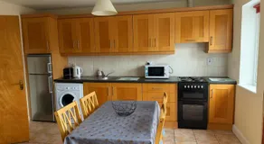 Quiet 2-Bed Suburb Stay, Free Parking & Near City - Image 3