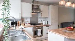 Clayton House- Conveniently Located, Spacious & Modern 4 Bedroom House Suitable for Work and Leisure Stays - Image 3