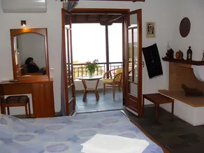 Captain George's Apartments - Image 2