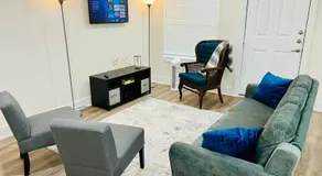 Apt 2 Bedrooms 2 Full Baths FREE Parking & FREE Laundry in Unit - Image 2