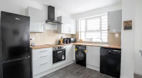 Business & Family-Friendly 2BR Racecourse Park 5min to Town & Hospital Parking WiFi - Image 3