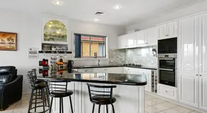 6-BR house in prime location with fantastic views - Image 4