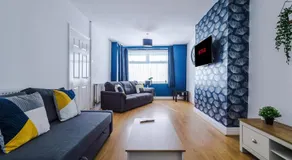 Charming Home in Merseyside, sleeps 7 - Image 2