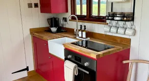 The Hut at Blackberry Barn - Image 3