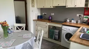 Holiday Home with free parking & 4min to Edinburgh Warverly - Image 3
