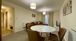 Wokingham Stylish Two Bedroom Apartment - Image 4