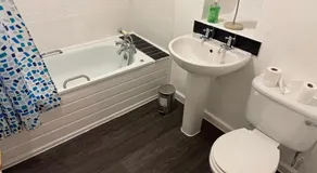 Stylish 3BR Home Sleeps 6 Free Parking Family Friendly - Image 2