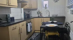 2 Bed - Sleeps 6 - Private Balcony - City Centre - Image 3