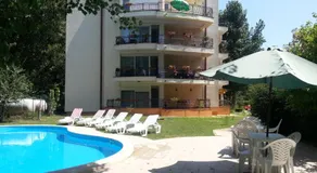 Club Topaz Apartments - Image 2