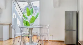 Bright Top-Floor Apartment near Naschmarkt - Image 3