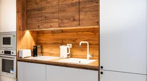 Modern Apartment with Balcony & Fast Wi-Fi & Self Check-in - Image 4