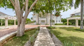 Paradise Luxury Villa with Huge Pool and Jacuzzi - Image 4