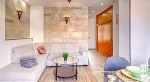 Cozy Retreat with Ocean Views, Private Terrace & Ensuite - Image 2