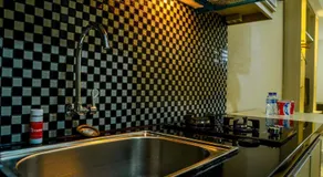 Modern Studio Room at Grand Serpong Apartment By Travelio - Image 4