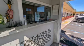 Deluxe Inn - Image 3