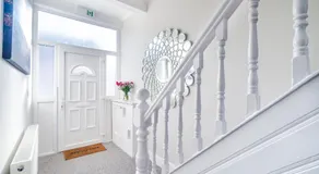 5 Bedroom House All En-Suite, Free Parking, Sleeps 10 - Image 3