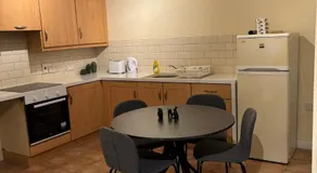 Excellent Central Location Apt 2 R2 - Image 4